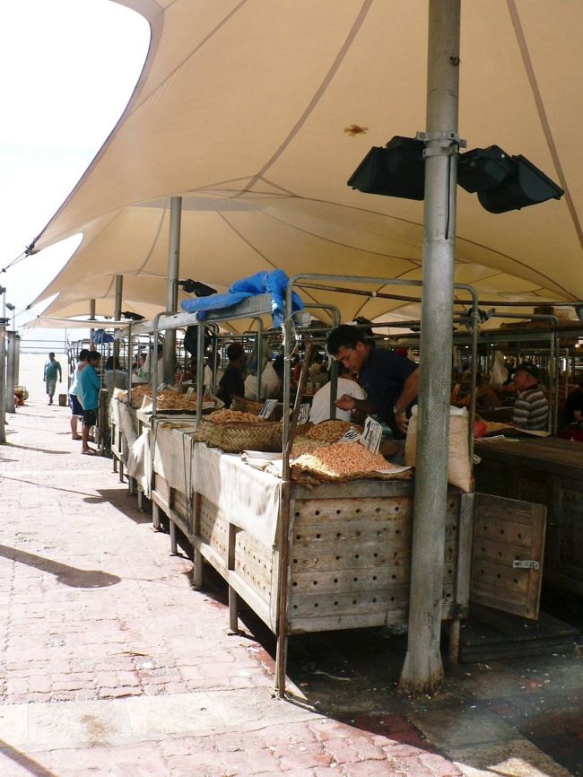 ヴェロぺーゾ市場の光景。<br /><br />