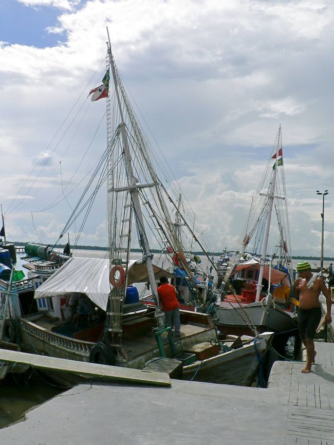 アマゾン河口の船着場の光景。