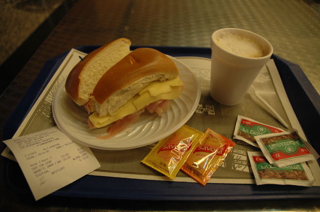 飛行機では飲み物も断りできるだけ眠りました。<br />飛行機はブレノスアイレスに無事到着。<br /><br />すぐにプエルト・イグアスへの便のチェックインを済ませました。<br />これは朝4時35分ブエノスアイレス、アエロパルケ空港で食べたカフェオレ10ペソ、ハムチーズのサンドイッチ18ペソ。