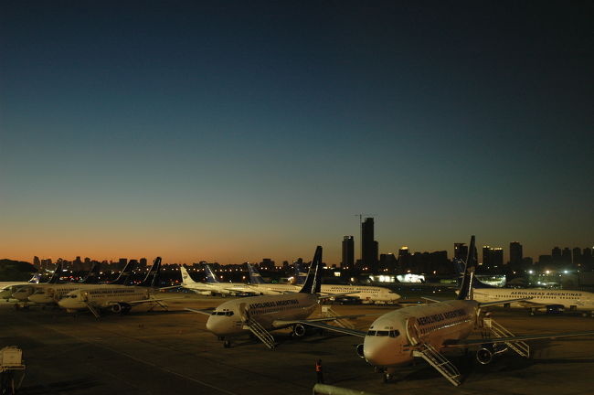 朝6時ごろのアエロパルケ空港。<br />綺麗な朝焼けがせめてもの救い。