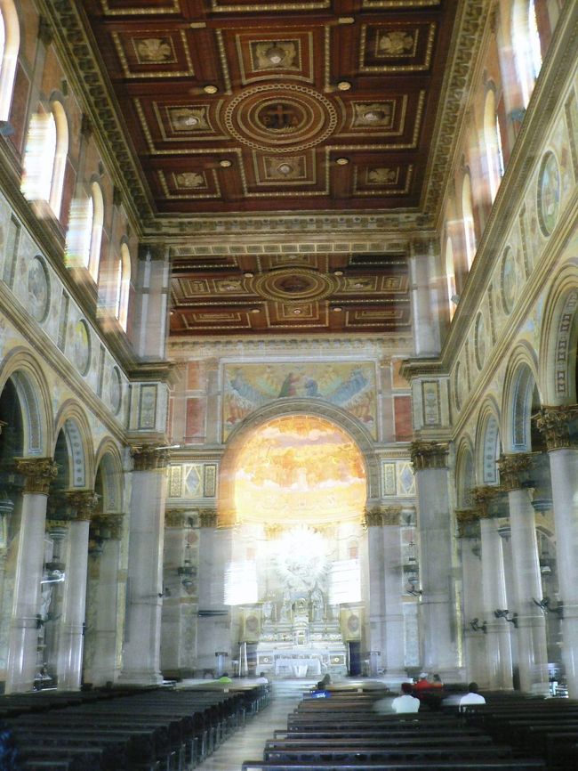 ナザレ大聖堂の内部。