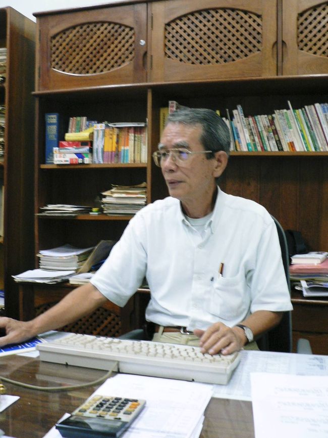 日系人の本部アマゾニア日伯協会で執務する日系の人。 