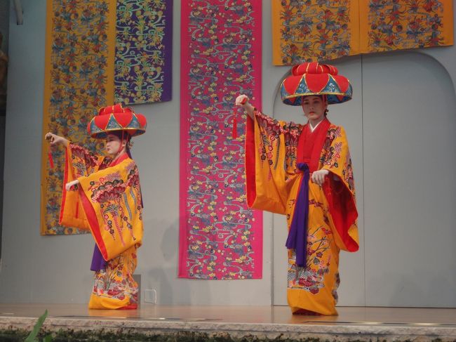 こちらも琉球村ゲート前で行われていた「沖縄芸能ショー」です。<br />エイサーショーよりは見ごたえあったかな。<br />
