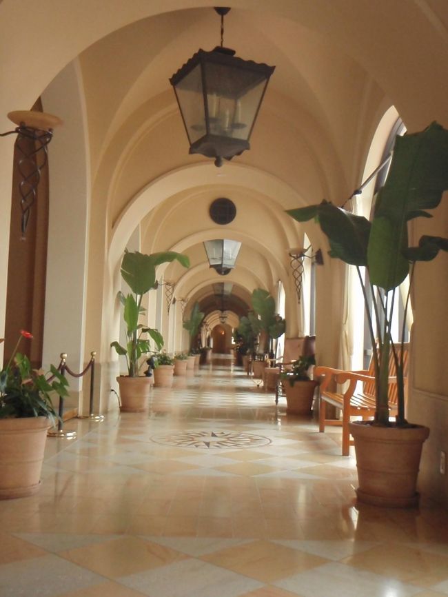 今回の宿はホテル日航アリビラです。<br />スペイン風の回廊が印象的です。