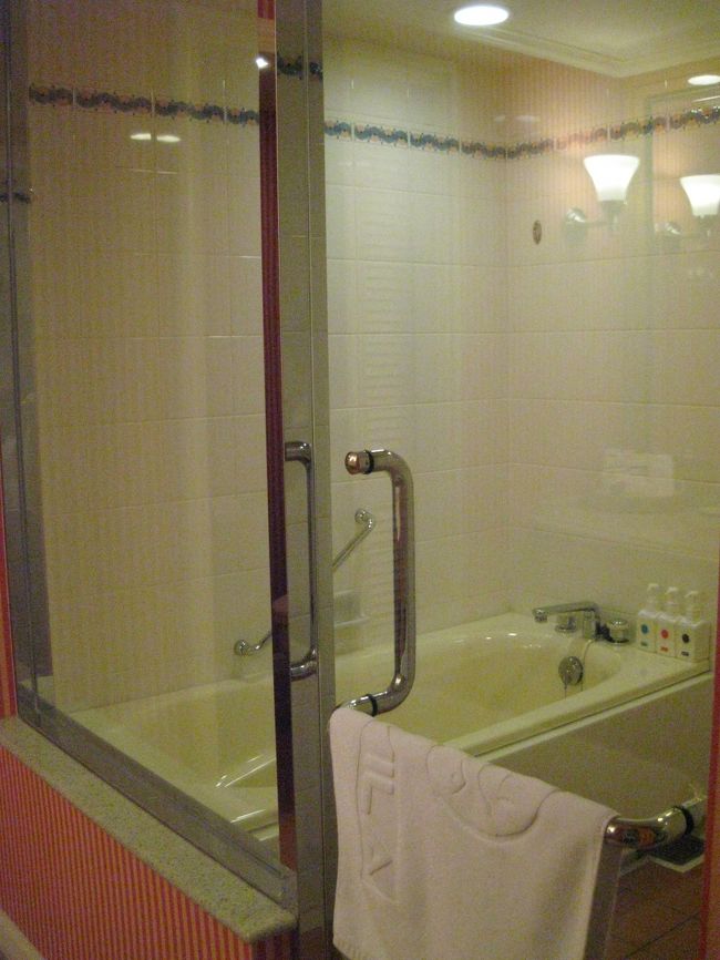 ガラス張りの浴室。<br />家庭のお風呂のように洗い場が別になっていて使いやすかったです。<br />浴槽も深くて大きく、のんびりあたたまれました。<br /><br />今まで旅先でのお風呂は大浴場じゃなきゃ、と思っていたのですが、こんなに快適なお風呂が部屋にあるなら部屋風呂のほうが便利で快適かも、と思ってしまいました。