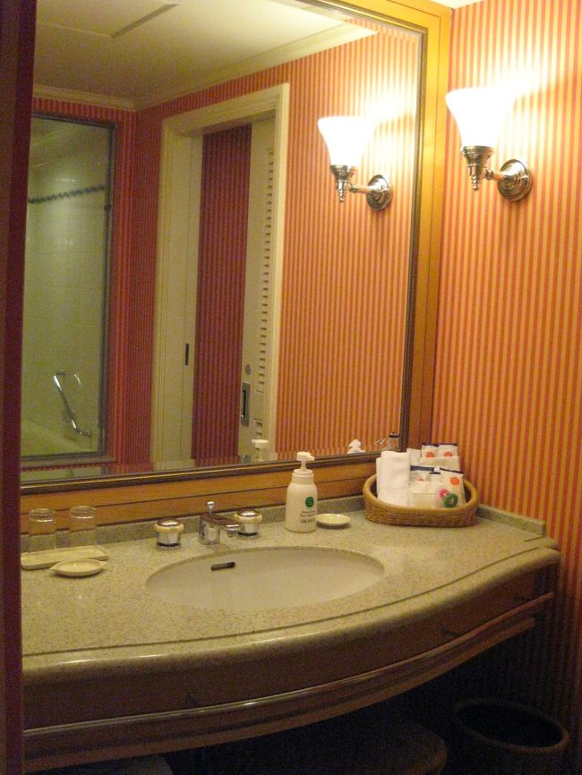 洗面所も高級感があります。<br /><br />洗面台の下に椅子が入っていて、お化粧するときに座ったり、子どもが手を洗う時に上にのったりと、重宝しました。