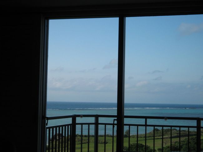 天気が良ければベッドに寝転んだ状態でこんな青い海と空が眺められます。<br />遠くに灯台や風車も見えます。