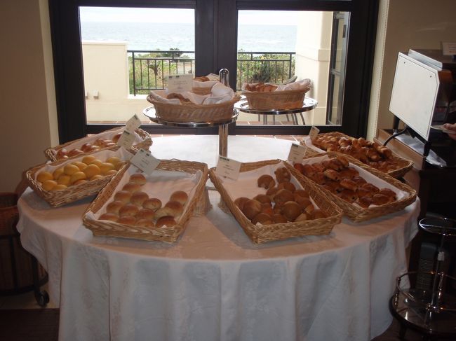 こちらは洋食のみの朝食バイキング「ベルデマーレ」です。<br />パンの種類が豊富です。