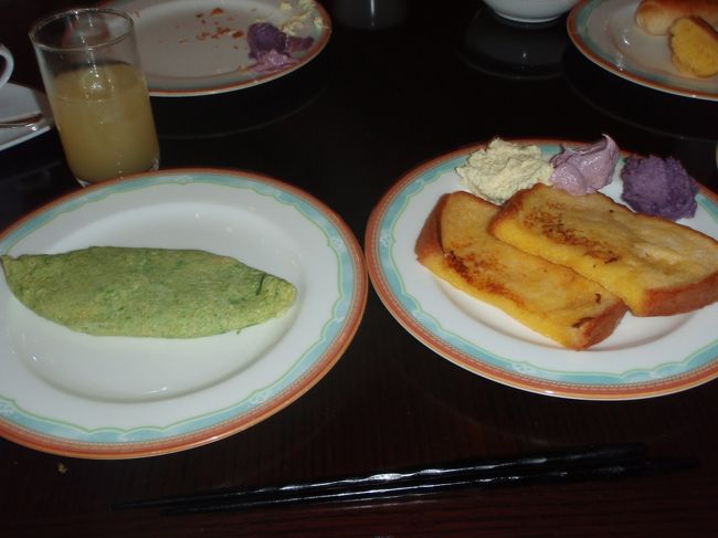 スタッフの方がオムレツとフレンチトーストを目の前で焼いてくれます。<br />オムレツはプレーンのほうがおいしいかな。