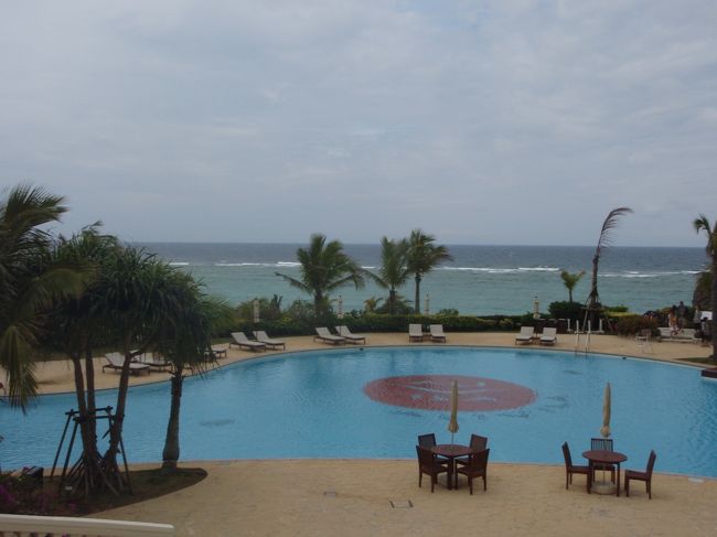 ホテルのプールです。<br />庭もきれいに整備されていて、ヨーロッパのホテルにきたみたい。