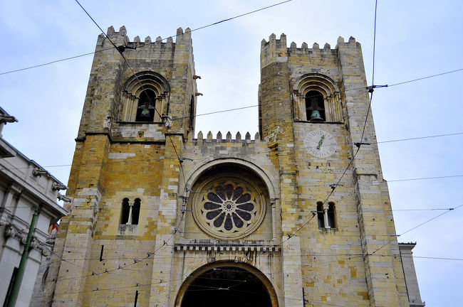 カテドラルのファサードです。<br />電線のような物が沢山写っていますが、これは市電に電気を供給するトロリー線です。<br /><br />トロリー線の張り方から、ここで市電が９０度のカーブを切ることがわかります。