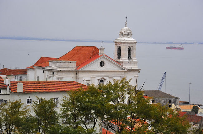 これは同じサンタ・ルジア展望台から、東方向のテージョ川です。あまりに川幅がひろいので海のように見えます。