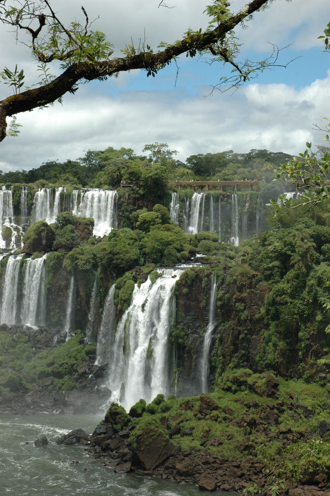晴れ間は一瞬。高い所にアッパー・トレイルが見えます。