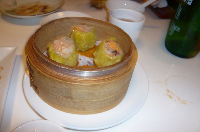 ビールは？と尋ねると、生があるらしい。　ＯＫ　生！　つまみも注文。　ナンと　生と書かれたビン入りのビールだった。