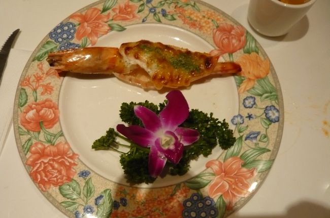 更に　海老料理　<br />すべて　おいしく　満足！　満足！<br />歩いてホテルまで（８分くらい）　　ホテルの斜め前に家楽福（カルフール）あり、３階が食品売り場<br />ビール（４８５cc）３缶で９９元　　日本円で約３００円。沢山の食料品があり、賑やか！　