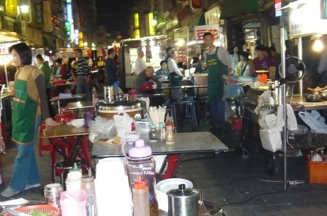 帰り道、　こんな感じ。　地元の人で賑やか、大きな路で安全でした。　