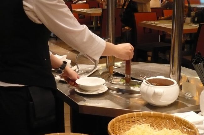 さらに　麺コーナーで作ってもらったけど、ぬるいよー！　熱々が良いのに!　　味？　薄味です。
