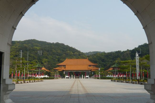 観光スタート。　忠烈祠から、　　<br />着いたのは、９時少し前。　9時に衛兵の交替式があり、　それに合わせて　観光客がドット。見る間に人で溢れる。