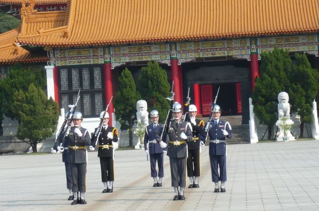結構長めの式。徴兵制度あり、陸、海、空と制服の違いが色ではっきり。