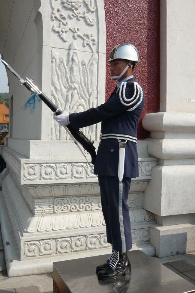 新しく１時間の任務に就いた彼。　顔には汗が玉のよう、ここまで結構長かったし、これから１時間不動の体制！　大変ですねー、頑張って下さい。