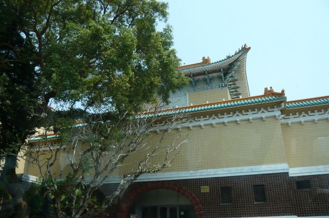 次は故宮博物院、カメラ　大きな荷物すべて禁止。　だから　帰りのバスから見た、建物だけ　残念。