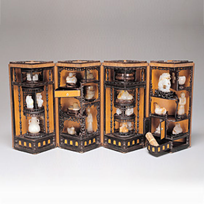 一番凄いなーと思ったのは、これ！　３０センチほど、直径１０センチ少し、この筒状が屏風のように４ツに開いて、小さな飾りだなになっている。　パズルになっていて、　取り出して、もとどうりにする。こんなゲームがあったなんて！　さらにこれを考え、制作した人がいたとは！