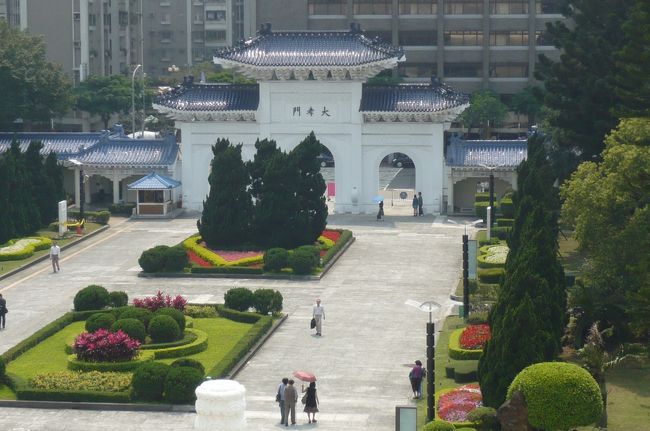 中には、蒋介石氏の巨大な像もあり、　とにかく大きさに驚くばかり。