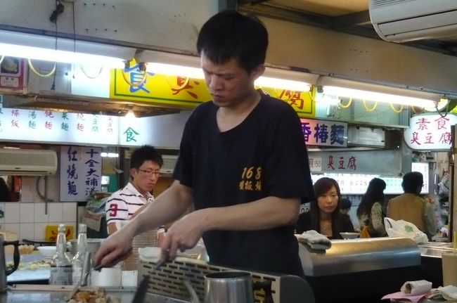 このお兄さんが手早く焼いてくれます。