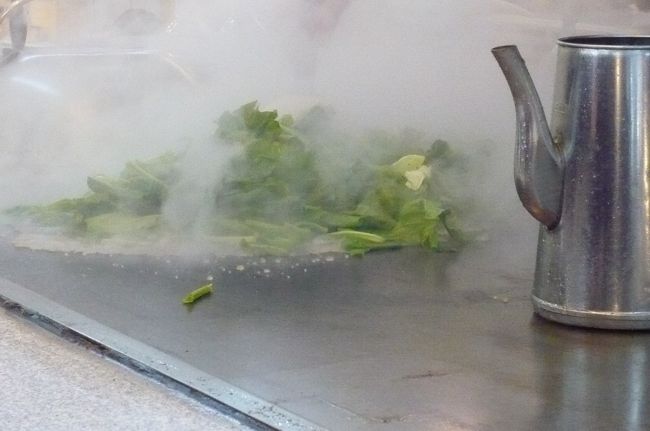 この勢い！　空心菜を注文。　鉄板も常に綺麗にしてあり、　感じのよいお店です。