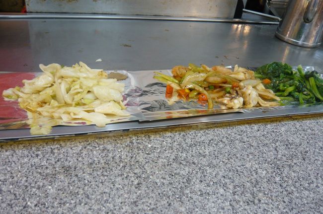 海鮮と野菜の鉄板焼き　これで１４００円ほど、　夜市の雰囲気も味わえ、快適。