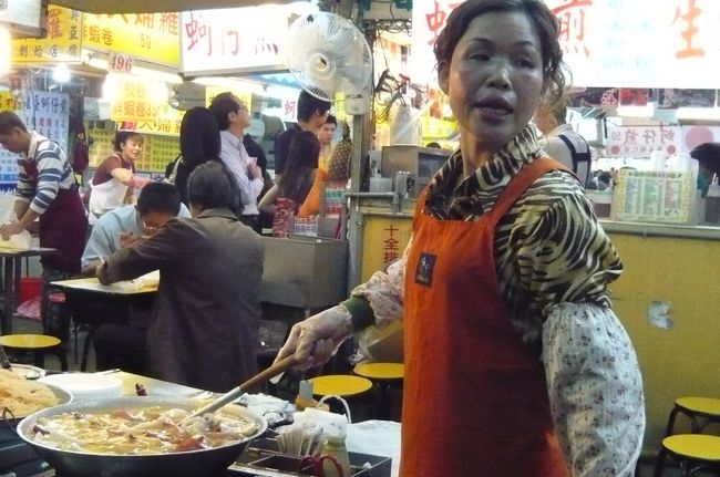 市場の中は活気に溢れて。元気な人達で一杯。