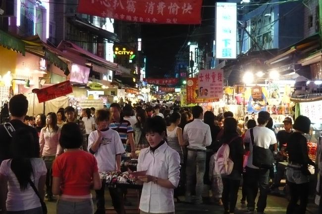 すごい人です。　有名な夜市ですから。