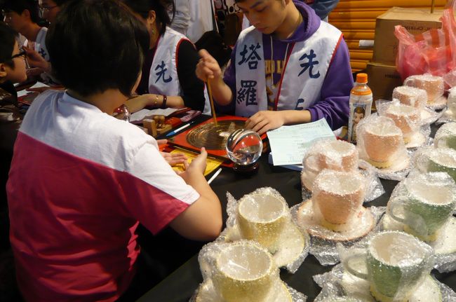 注文して食事の材料を、調理してもらったり、占いのコーナーがあったり（結構な人だかり）