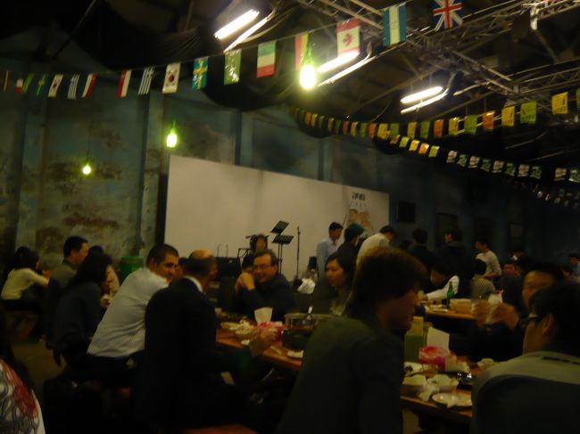 料理もあり、歓送迎会らしい（？）グループもいて、大いにもりあがって。