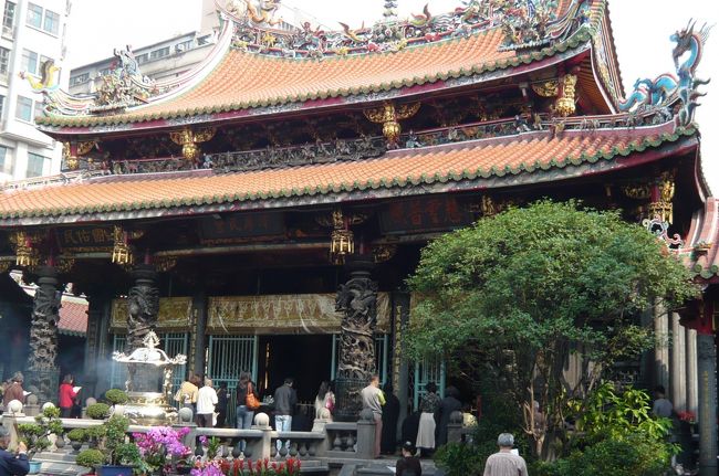 ３日目　　<br />ホテル近くに　龍山寺があった。この日沢山の信者が読経していた、お供え物　飾り　読経<br />すべてが日本とは違って、華やかさがあった。