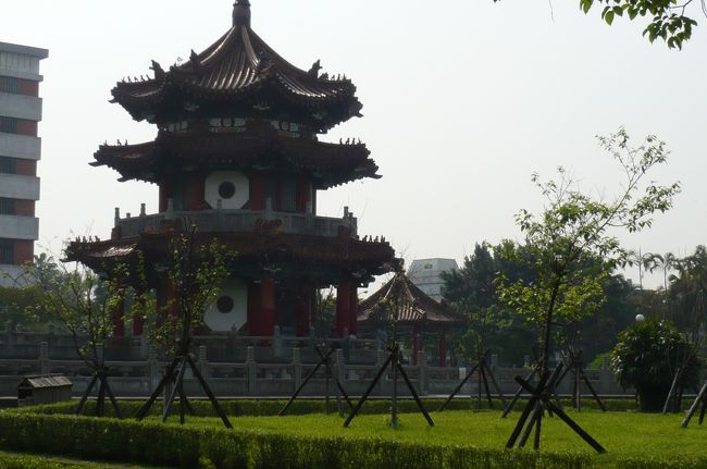 公園を通り抜け、台北駅へ。　この公園内で、野生のリスがいたり、太極拳をしている人達がいたり。