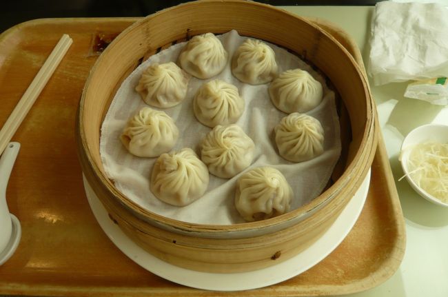 ようやく　鼎泰豊の小籠包！　２品で１２００円ほど、　割引までしていただき。