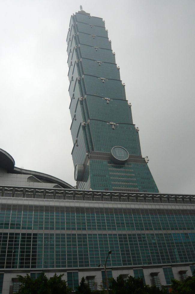 駅まえから、　無料のシャトルバスで、１０１ビルへ。　巨大なショッピングモール　とオフィス等があり、世界で二番目というだけあり、　高い建物です。