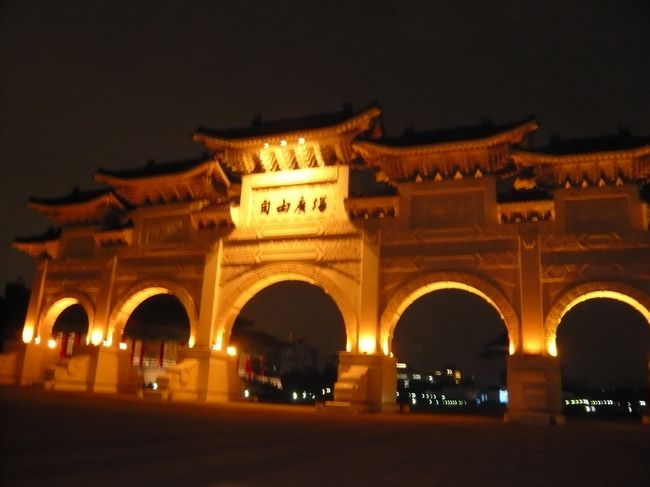 永泰街から、タクシーで近くの駅まで、２００円弱でした。<br />民主記念館も昼間とは違って、ライトアップ