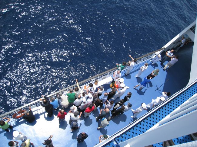 ソロモン群島沖にて・多くの戦没者の慰霊祭を行う