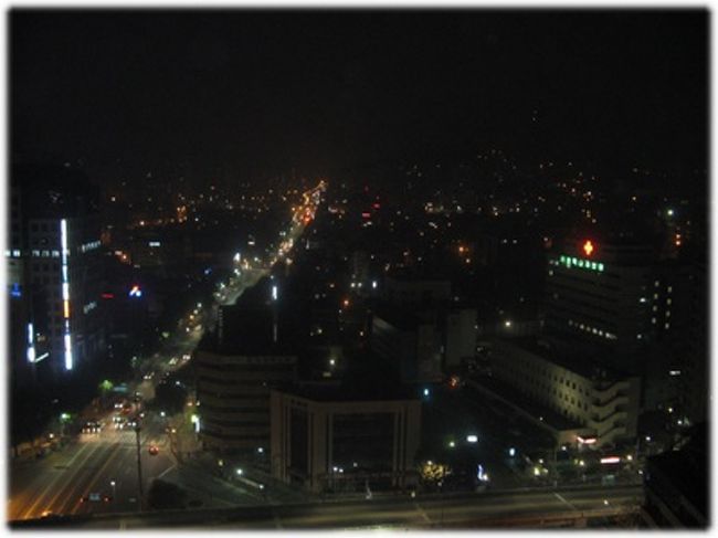 １１／２５　レジデンスの屋上からの夜景だが。。。　本当はもっと綺麗だったのにな〜。。。<br />
