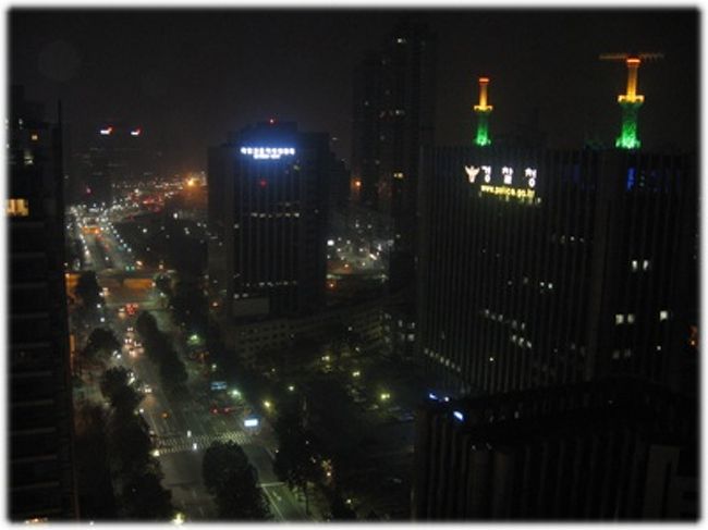 １１／２５　レジデンスの屋上からの夜景だが。。。　本当はもっと綺麗だったのにな〜。。。<br />