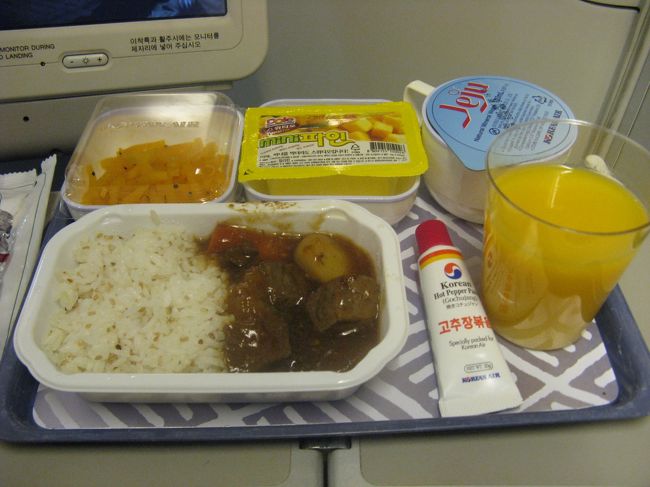 １１／２６　金浦−羽田間　大韓航空　KE670９便　恒例の機内食。<br />