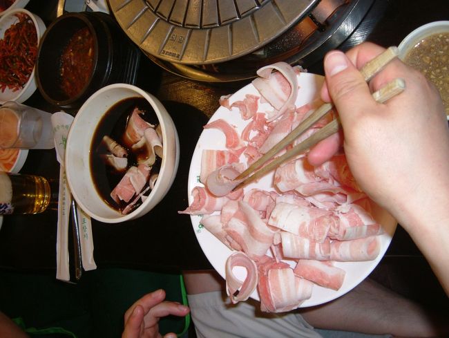 ７／１４　원조쌈밥집　サムギョプサル薄切りを味付・・・