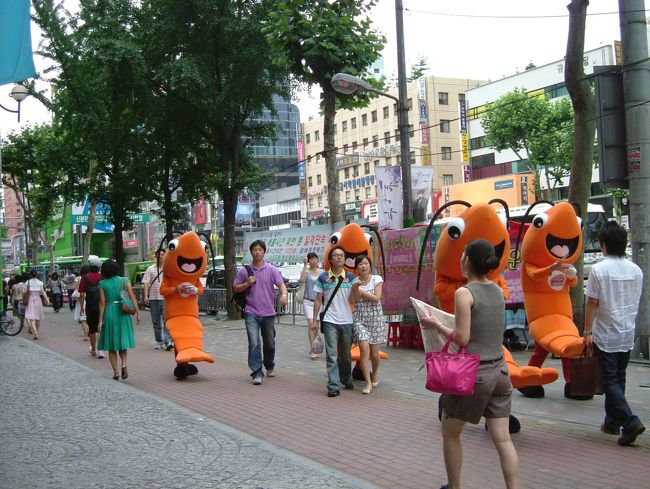 ７／１５　友達と一緒に江南へ･･･　街で会ったエビの着ぐるみさん！