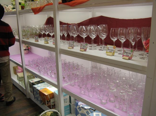 11/2...<br />京義道・坡州（パジュ）プロバンス...<br />プロバンス内にある『リビングショップ』...<br />グラス類もいっぱい！　安かったけど...　<br />買えなかった...