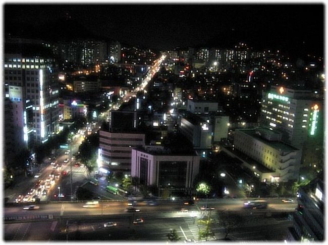 11/2...<br />ソウル・西大門...<br />毎度おなじみ...　レジデンス屋上からの夜景...<br />同じスポットで撮ってみたんだけど...