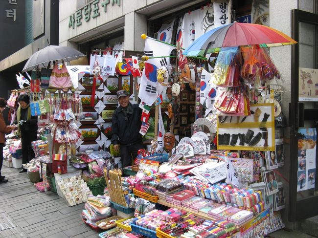 11/3...<br />ソウル・仁寺洞...<br />写真撮らせて！っと言ったらアジョシまで...＾＾；