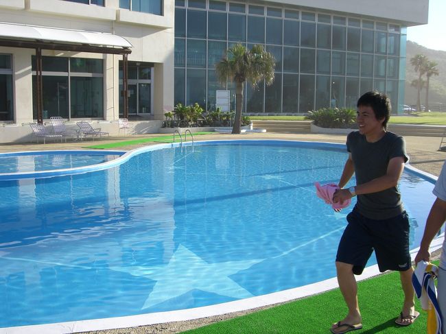 いわさきホテルのプールです<br /><br />行く暇なくて最終日の朝早く起きて遊びました