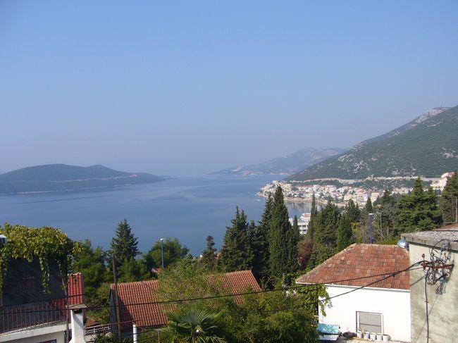 ドブロヴニクへ行く途中、ボスニア・ヘルツェゴビナに一瞬立ち寄りました。<br /><br />複雑な国境の関係で、どうしてもボスニア・ヘルツェゴビナを通らないとドブロヴニクへは行けません。スーパーに立ち寄って休憩しました。